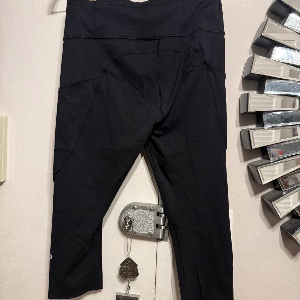 Lululemon Black Cropped Leggings with Pockets Size 10 - Picture 6 of 12
